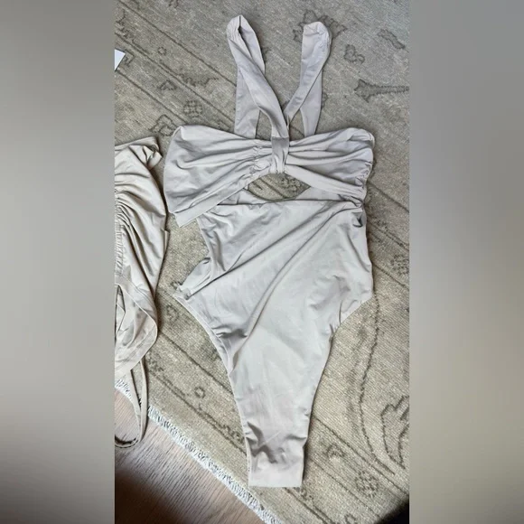 Colt One Piece in Coconut & cover up skirt
Riot Swim - Picture 4 of 7